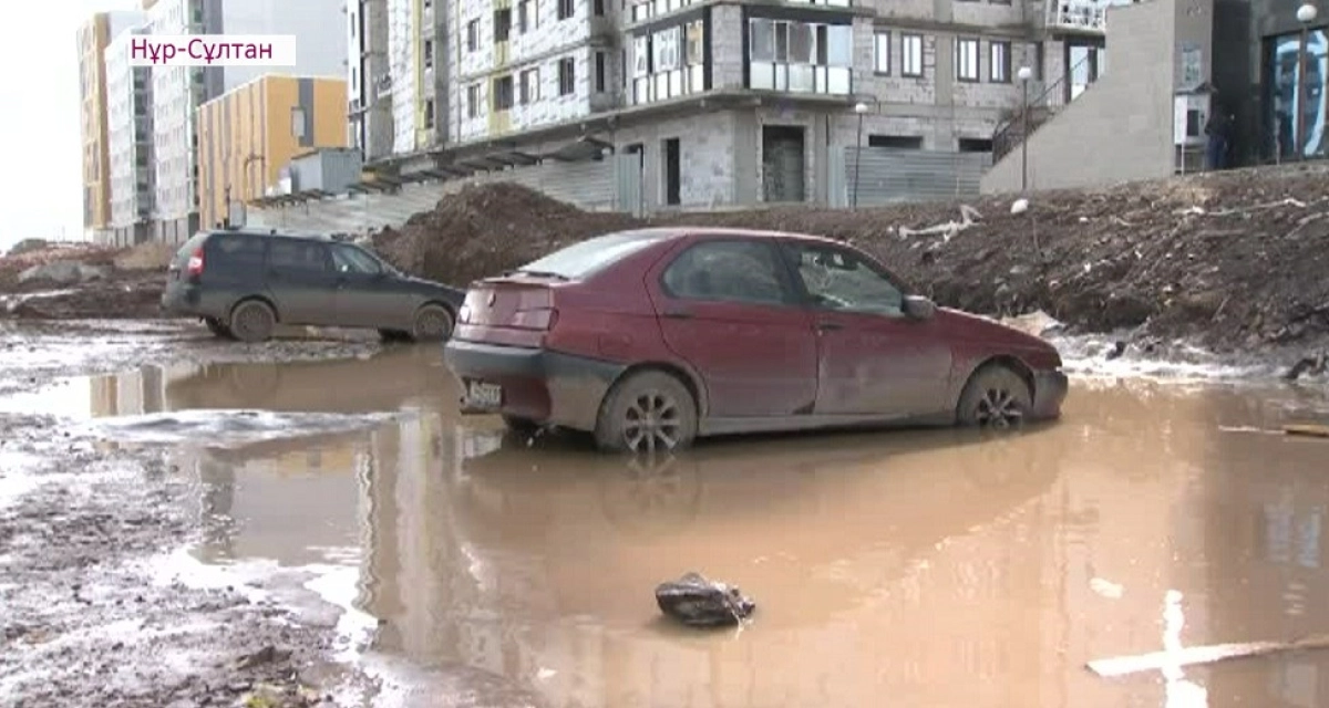 Ни таксистов, ни доставки, ни экстренной помощи: жители многоэтажки в Нур-Султане жалуются на разбитую дорогу