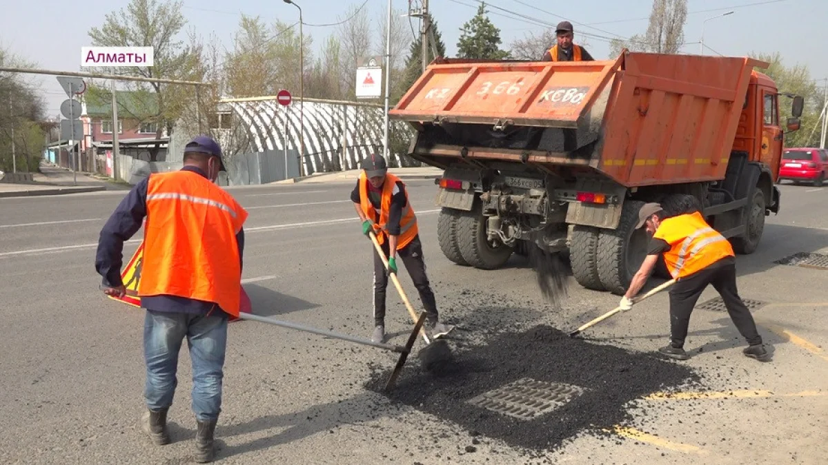 Алматы көшелеріндегі 2 мыңнан астам ойық-шұңқыр қалпына келтірілді