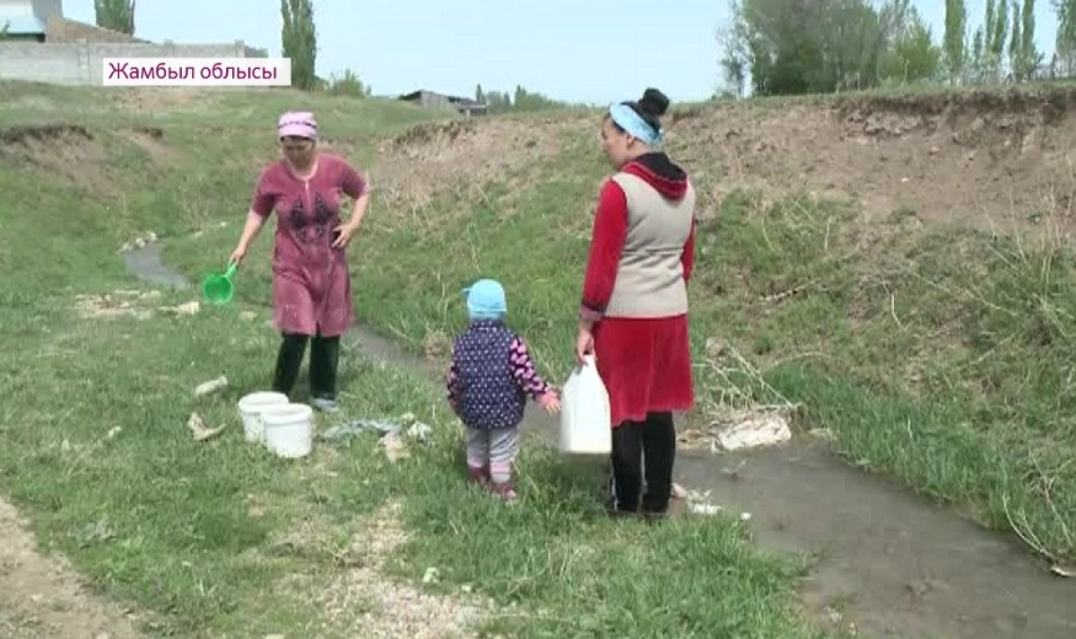 Купание среди шприцов и бутылок: в районе Жамбылской области не хватает воды