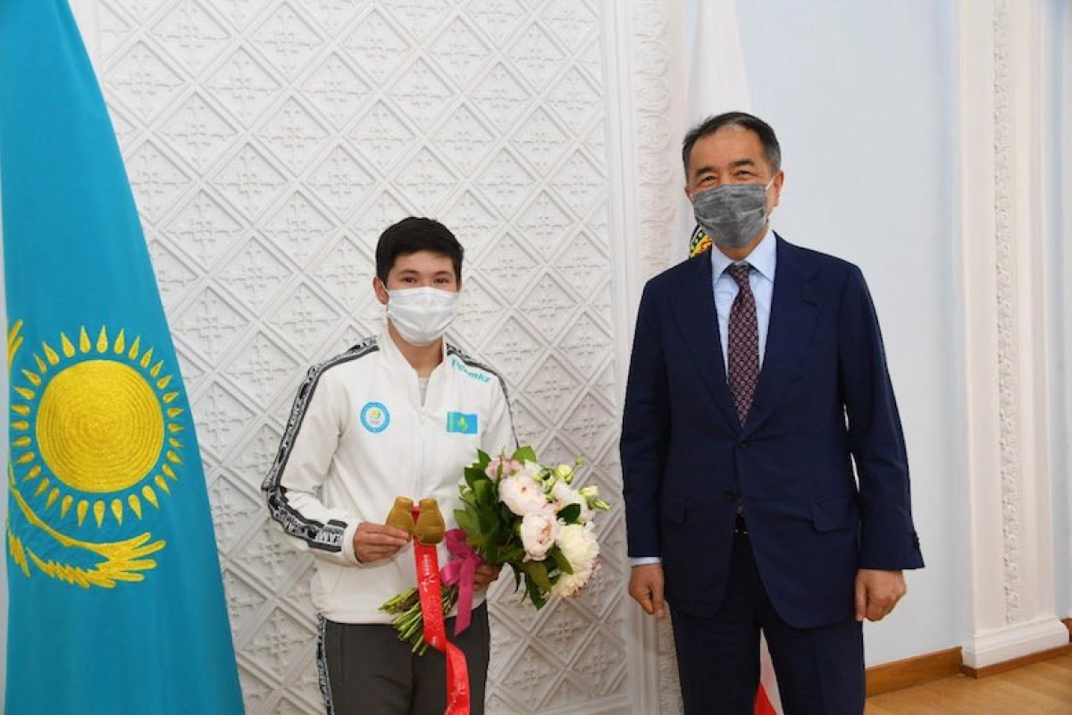 Б. Сагинтаев поздравил двукратную чемпионку мира по боксу Н. Кызайбай
