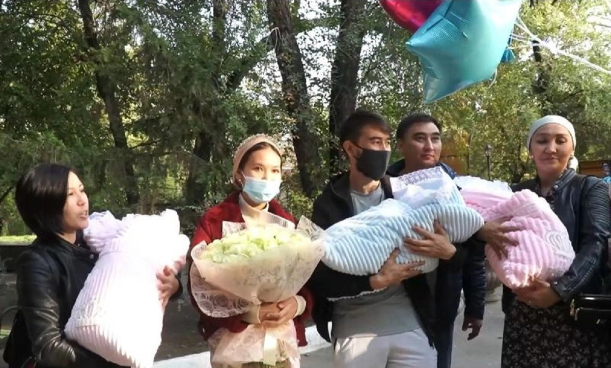 Молодая алматинка родила тройню 
