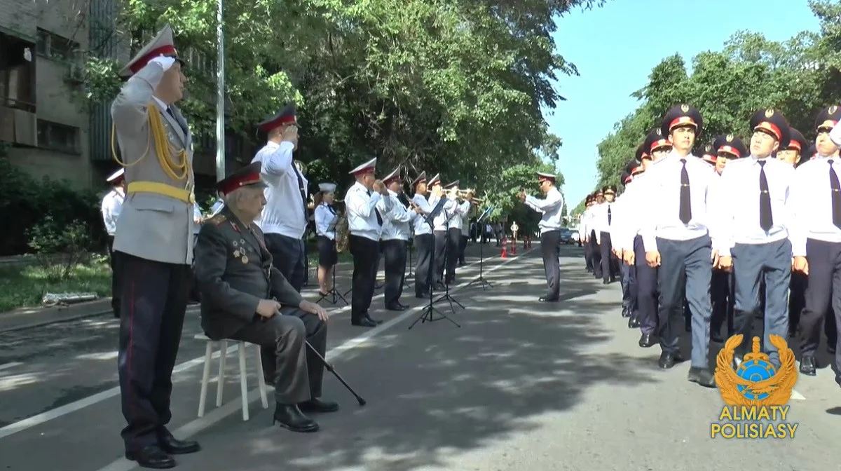 Алматы полицейлері соғыс ардагеріне арнап аулада концерт ұйымдастырды