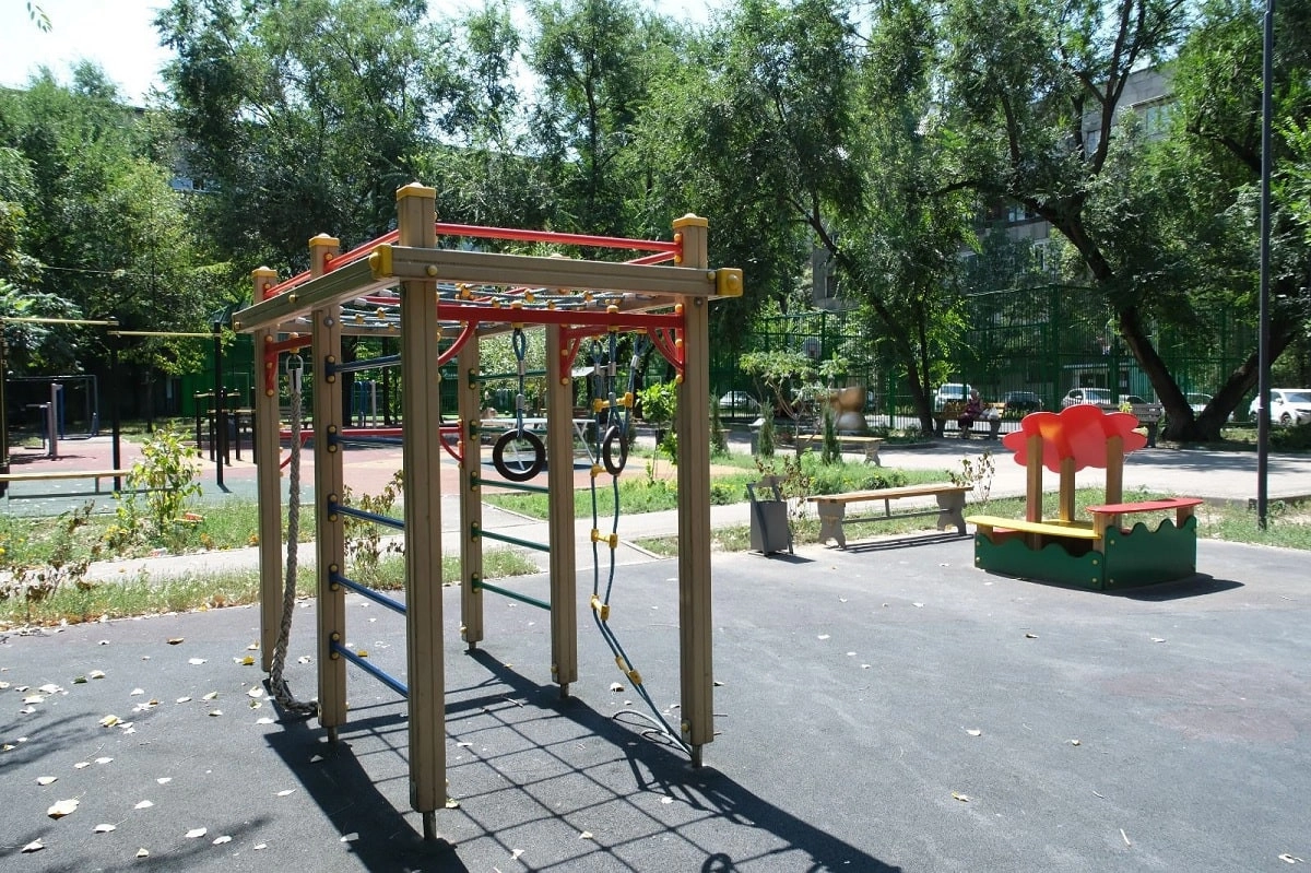 Қауіпсіздік пен жайлылық: Алматының Бәрібаев көшесінде балалар алаңы қалай жаңарды