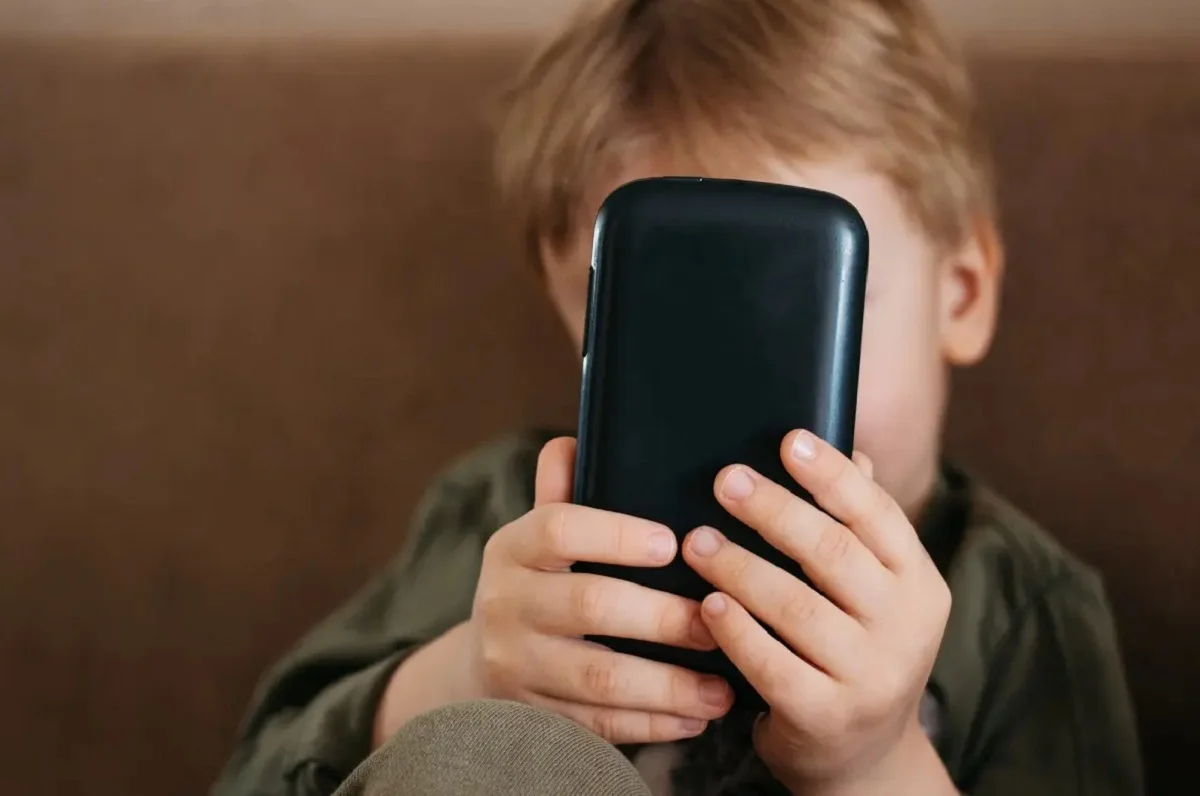 ЖИ көмегімен жасалған