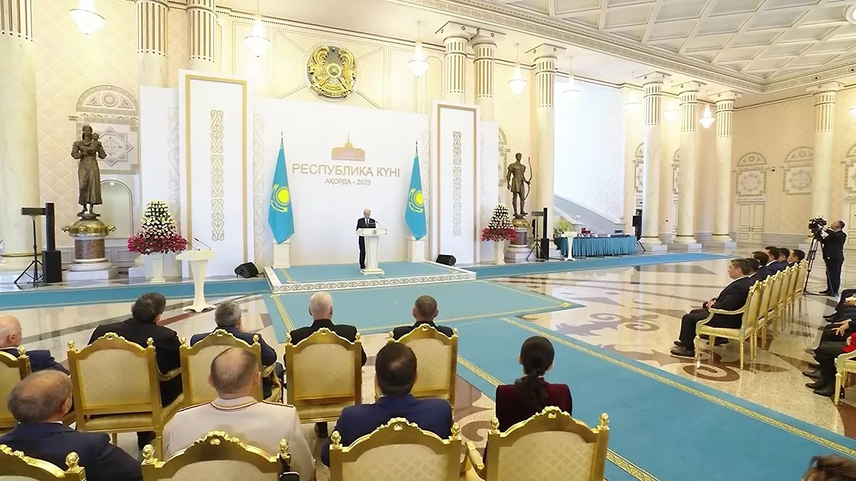 Үйдегі жалаңаш мас әйелдер