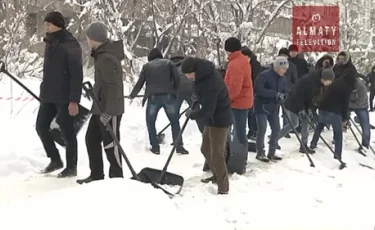 Молодежь Алматы взялась за лопаты для расчистки города от снега