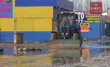 В Алматы подтопило один из городских рынков