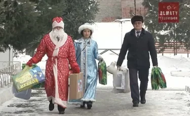 В Алматы Дед Мороз и Снегурочка приходят в гости к детям 