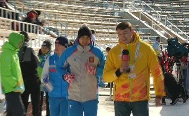 "Медеу" мұз айдынында ерлер мен қыздар конькимен жүгіру жарысында бақ сынауда