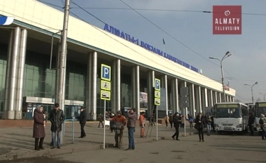 В зданиях алматинских вокзалов уберут многочисленные торговые киоски