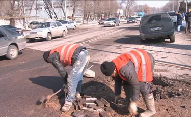 ДТП из-за ямы на проспекте Суюнбая произошло в Алматы