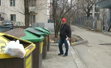 Алматылықтар жарық шамдарының көшеде ашық-шашық жатқанына алаңдайды