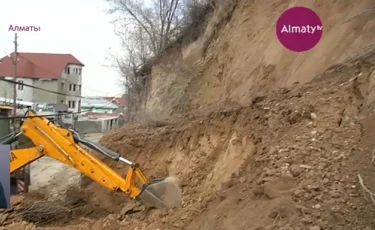 Алматыда жауынның салдарынан тау бөктеріндегі қабақ опырылып түсті