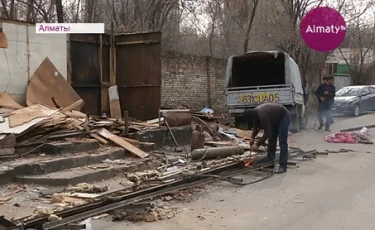 В Алматы продолжается снос киосков