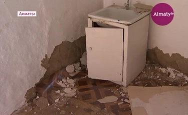 Поселку Алгабас в Алматы угрожает болото 
