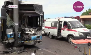 Райымбек даңғылы бойында нөмірі 63-ші автобус пен "Мерседес Гелендваген" маркілі көлігі соқтығысқан