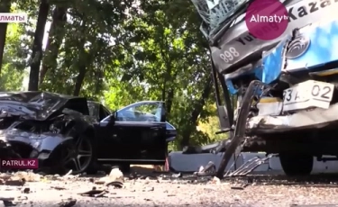 В ДТП с участием пассажирского автобуса пострадали 15 человек 