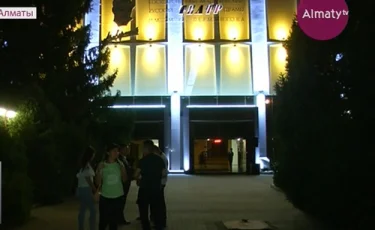 Лермонтов атындағы орыс драма театрының сыртына жарық шамдар орнатылды