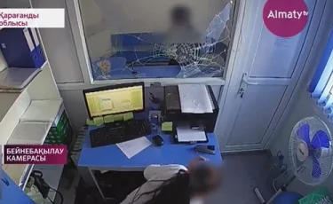 Теміртауда қарақшы кассаға баса-көктеп кіріп, бір бума ақшаны алып кетті