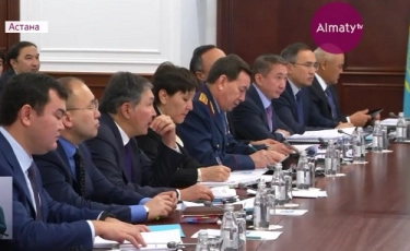 В Казахстане вырастут на четверть зарплаты депутатов, военных и полицейских