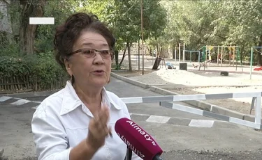 Алматыда заңсыз орнатылған шлагбаумдар қиратылып жатыр