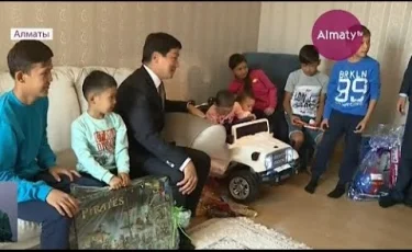 Алматыда жалғызбасты батыр анаға 3 бөлмелі пәтердің кілті табыс етілді