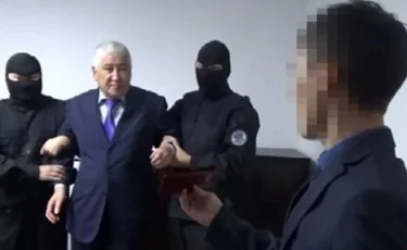 «Қазақавтожолдың» Қарағанды облыстық филиалының директоры парамен ұсталды