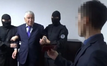 «Қазақавтожолдың» Қарағанды облыстық филиалының директоры парамен ұсталды