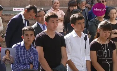 Алматыда Сәкен Жүнісовтің құрметіне ескерткіш тақта ашылды