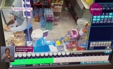 Теміртауда бетін бүркегендер дүкенді тонап кетті
