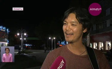 Гитарамен ән салған Жапония азаматы алматылықтарды тәнті етті