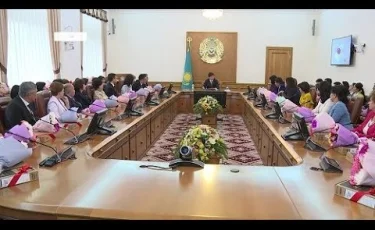 Алматы қаласының әкімі ұстаздарды кәсіби мерекелерімен құттықтады