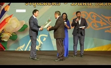 Әуезов ауданында ұстаздарға мерекелік концерт ұйымдастырды