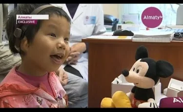 Алматыда туа бітті құлағында мүкістігі бар қыз бірте ести бастады