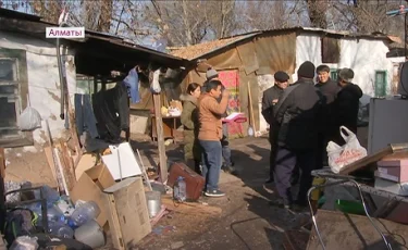 Алматыда төрт отбасы өртенген шатырсыз үйдің ішінде өмір сүруге мәжбүр