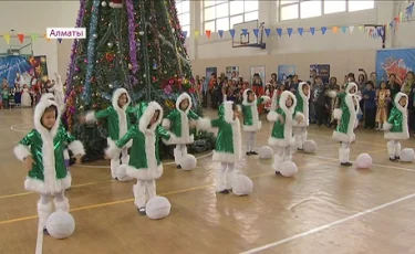 Алмалы ауданының әкімдігі бүлдіршіндерге арнап, жаңа жылдық мереке ұйымдастырды