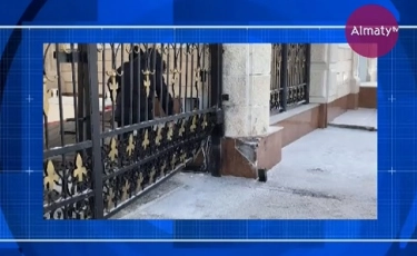 Астанада Ақорда қақпасына соғылған полицей қызметінен қуылды