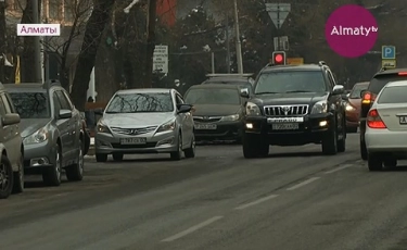 Алматыда сатып алушы кейпіндегі қарақшы әйелдің қымбат көлігін тартып алды