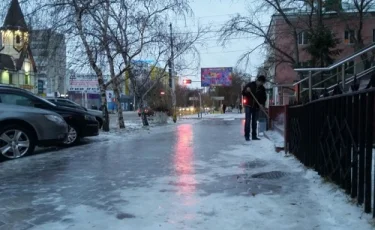 Переломы и травмы: сотни людей в Актобе пострадали из-за гололёда