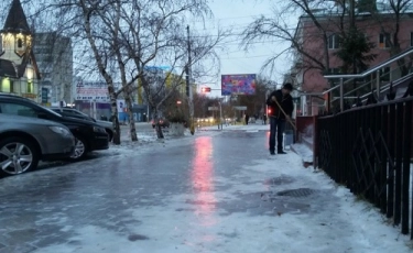 Переломы и травмы: сотни людей в Актобе пострадали из-за гололёда
