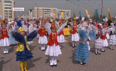 Алматыда мектеп оқушылары Наурыз мерекесін дүркіретіп тойлады
