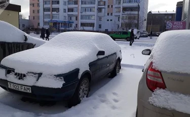 Зима вернулась: в Петропавловске намело огромные сугробы