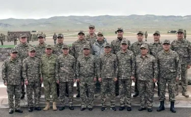 Фото акимов в военной форме взорвало Сеть