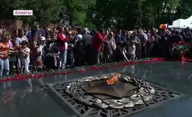 Елбасы Алматыдағы Мәңгілік алауға гүл шоқтарын қойды