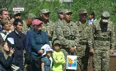 Алматыда әскер қатарына шақыртылған сарбаздарды салтанатпен шығарып салды