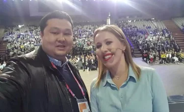 Шустрый алматинец пробрался на сцену к Ксении Собчак в Астане 