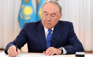 Нурсултан Назарбаев публично подписал поправки в закон о предпринимательстве 