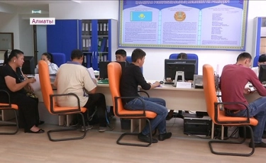 Әлеуметтік қызметкерлер пәтерлерді аралап, жұмыссыз отырғандарды тіркеп жатыр 