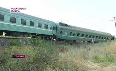 ЧП с поездом в Жамбылской области: аварийные вагоны доставили в Алматы на экспертизу