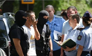 Подозреваемого в убийстве Дениса Тена привезли на место преступления 